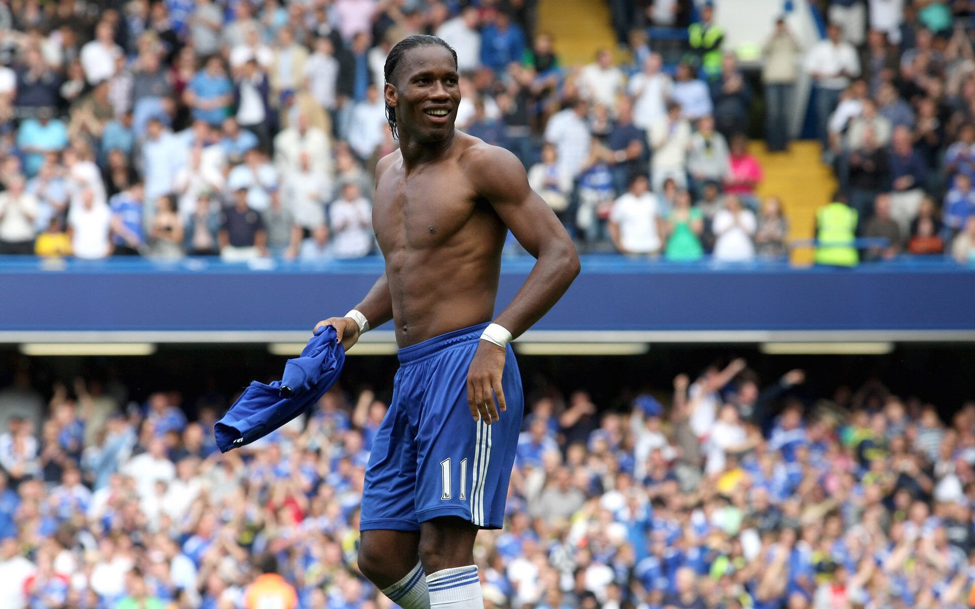 球场内外:比赛精彩、悬念和球迷支持完美结合,球场内讧